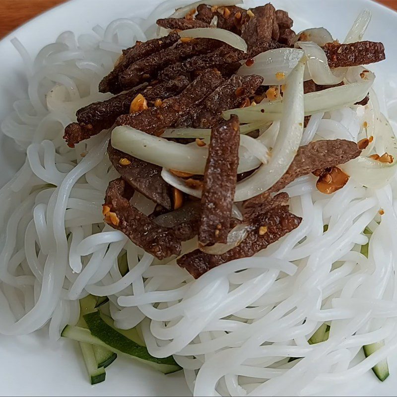 Step 4 Final product of stir-fried rice noodle with vegetarian meat