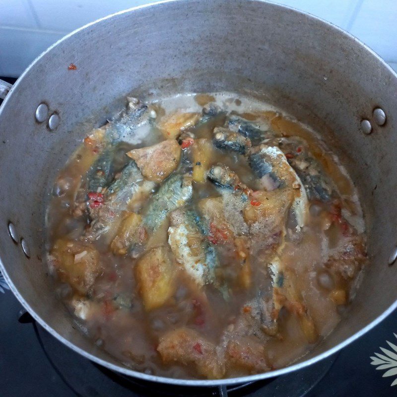 Step 4 Braised mackerel with fragrant pineapple (recipe shared by users)