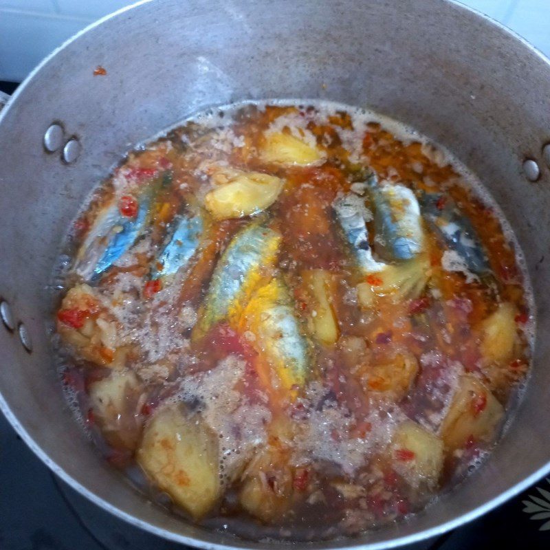 Step 4 Braised mackerel with fragrant pineapple (recipe shared by users)