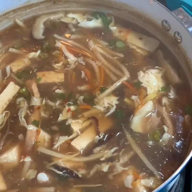 Step 4 Add mushrooms, vegetables, and stir the soup Sour and spicy soup