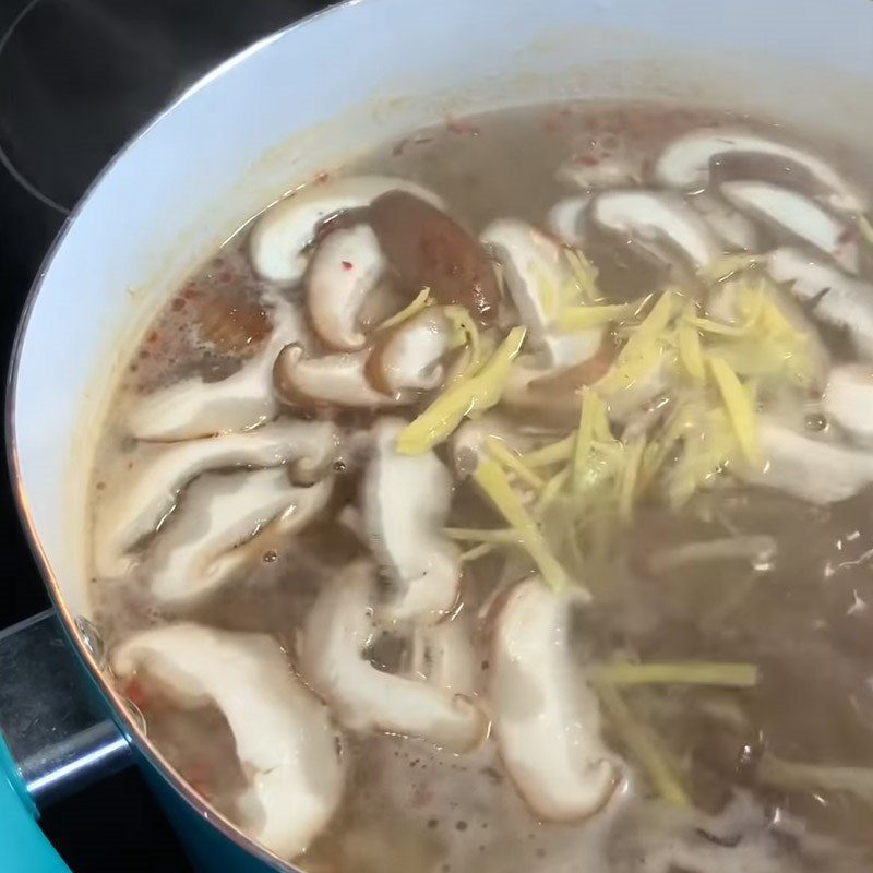 Step 4 Add mushrooms, vegetables, and stir the soup Sour and spicy soup