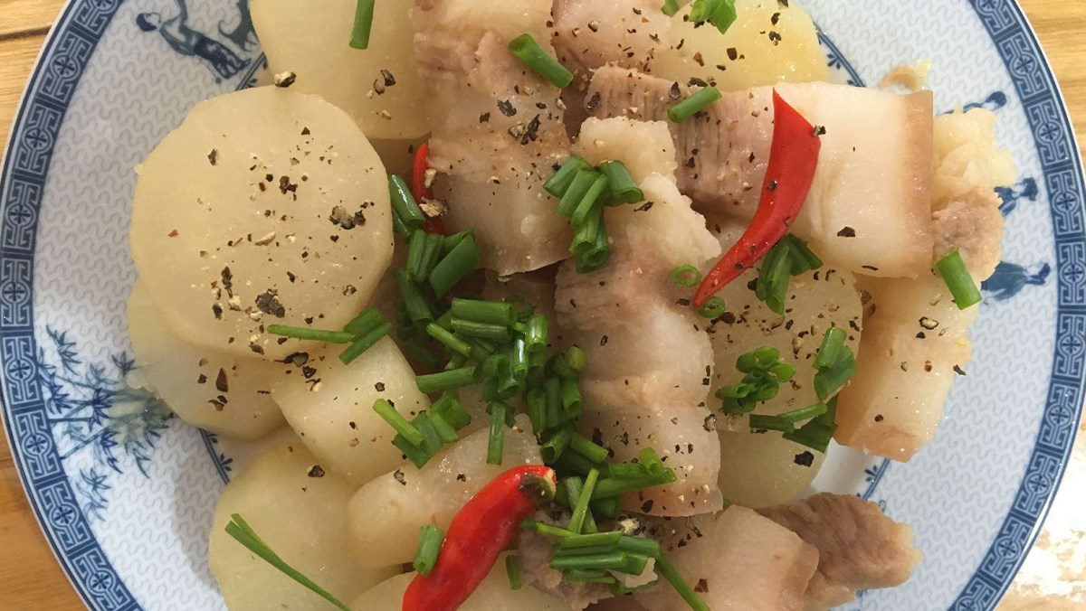 Braised pork belly with white radish without coloring