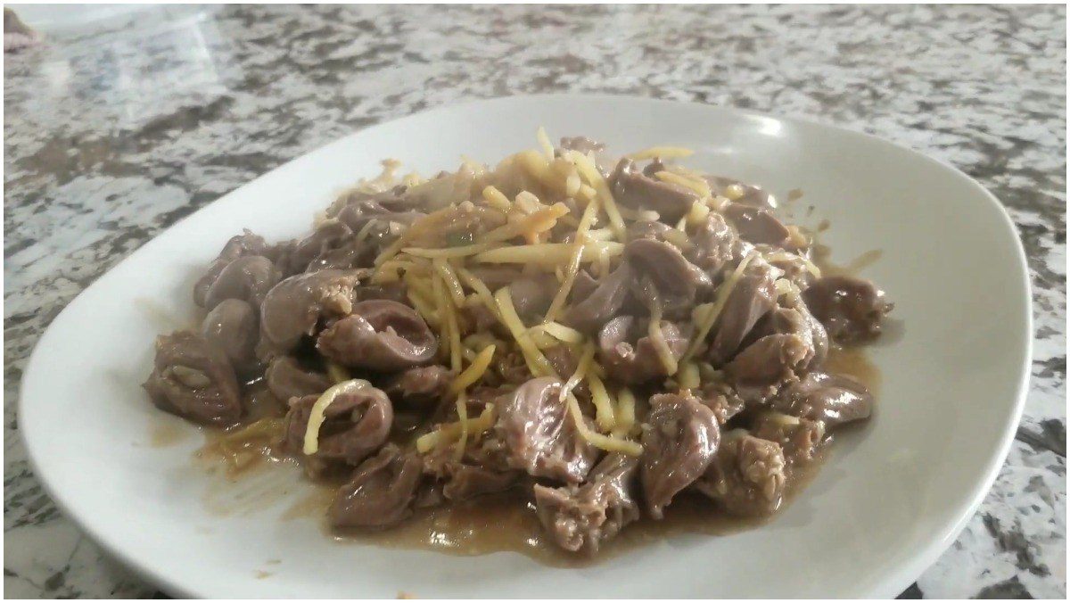 Chicken hearts stir-fried with onion and ginger