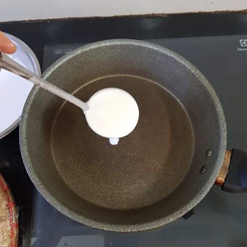 Step 2 Spread the wet cake using a non-stick pan