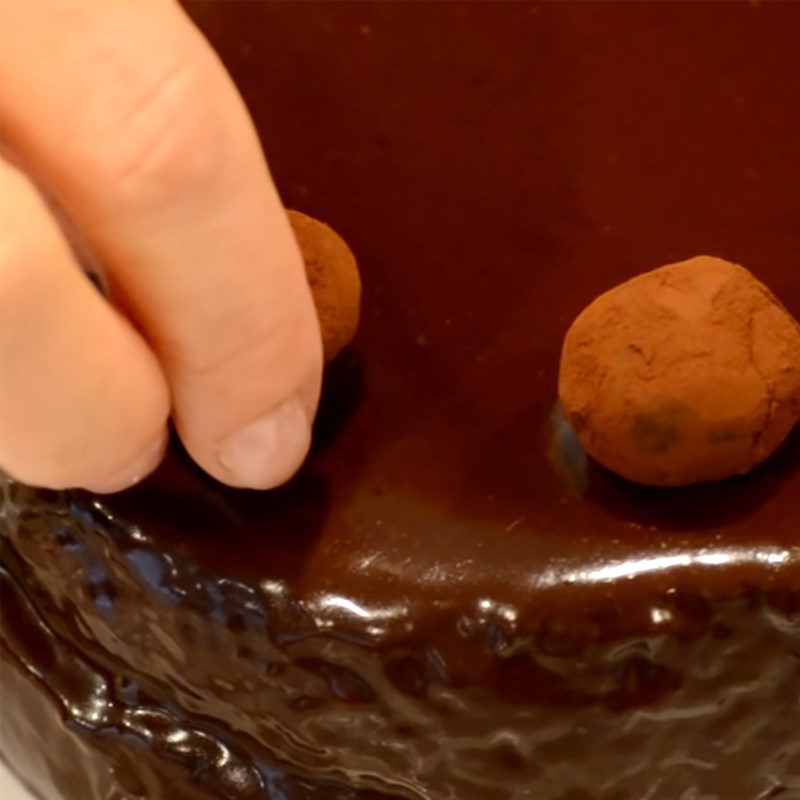 Step 7 Decorating the cake Heart-shaped chocolate cake