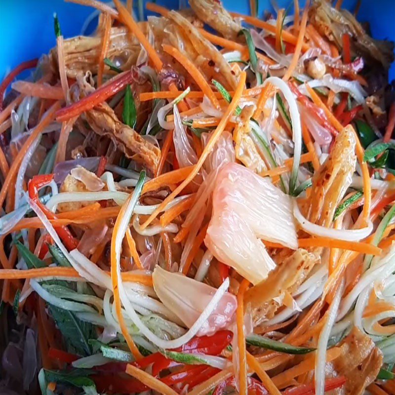 Step 4 Mix the salad for the vegetarian grapefruit salad