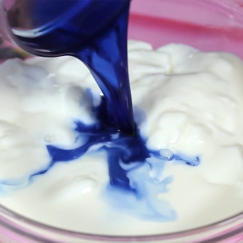 Step 3 Mixing the yogurt mixture with butterfly pea yogurt