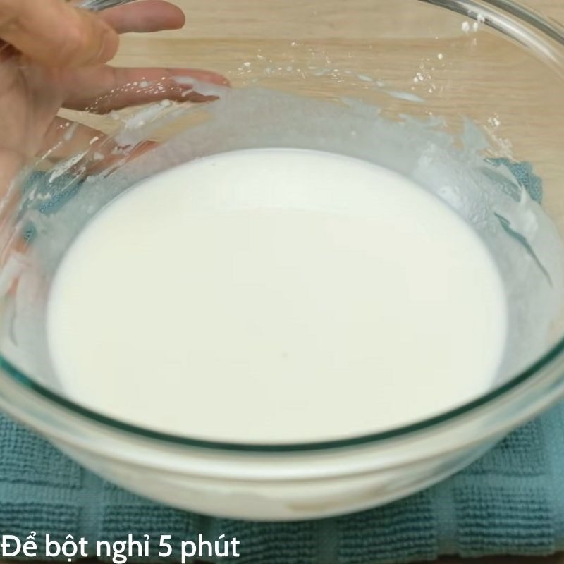 Step 1 Mixing the dough for Taiwanese taro mochi