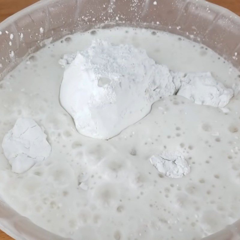 Step 1 Mixing the dough for Honeycomb Charcoal Bread