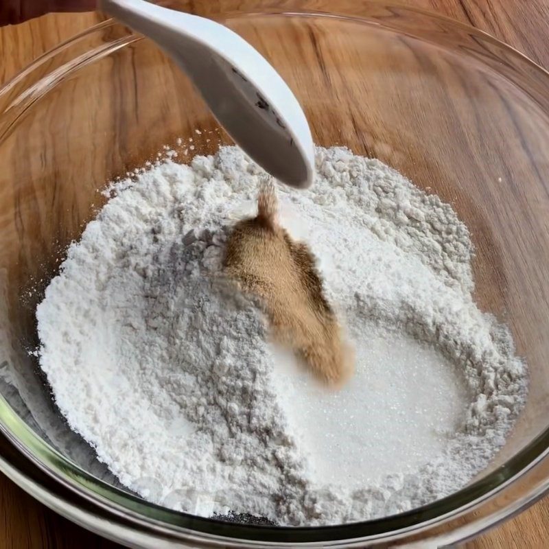 Step 1 Mixing the dough for Honeycomb Charcoal Bread