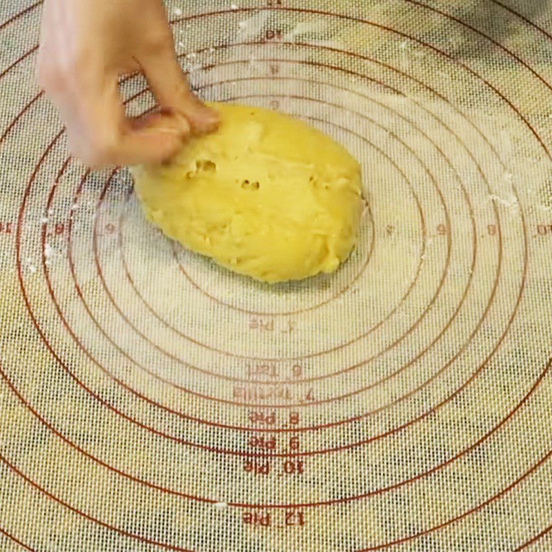 Step 1 Mix the dough for Lychee Jasmine Tea Tart