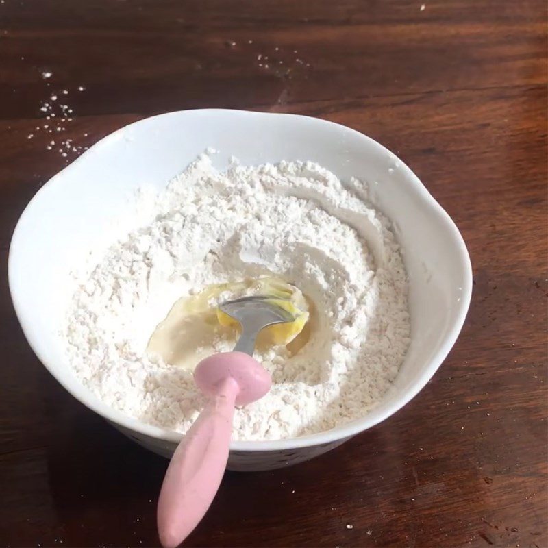 Step 1 Mixing the dough for the bread with a thick crust using an air fryer