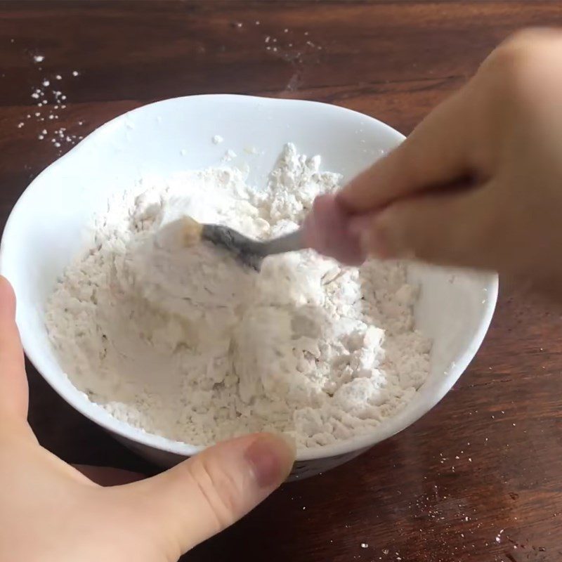 Step 1 Mixing the dough for the bread with a thick crust using an air fryer