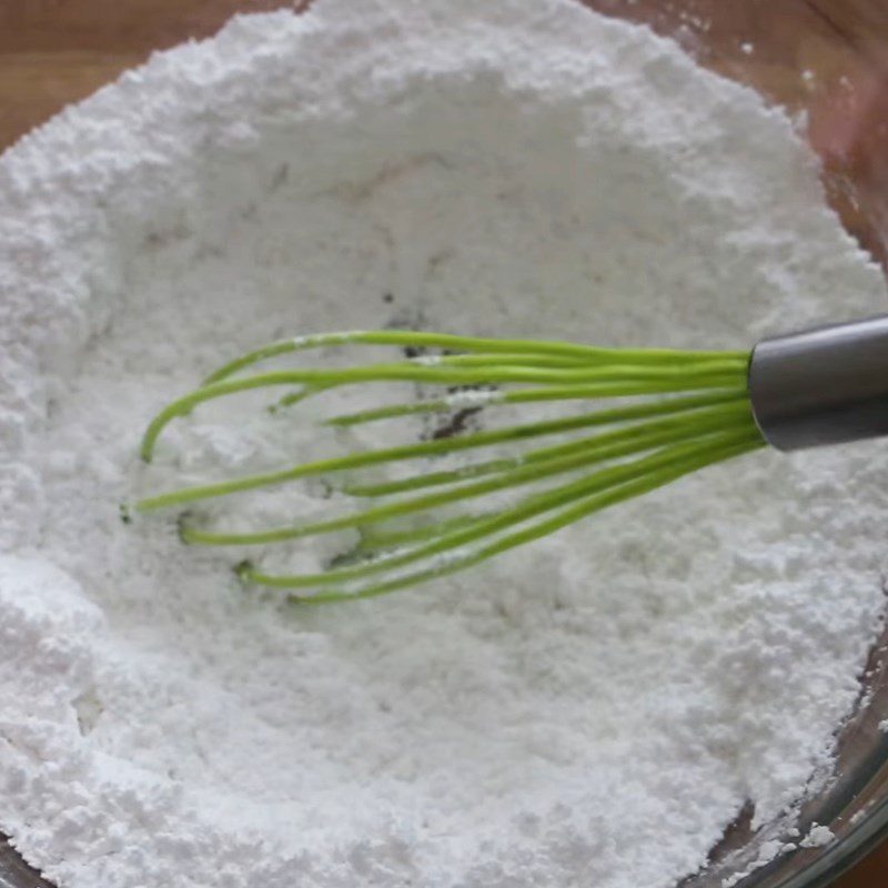 Step 2 Mix the batter for Coconut Macaron using flour