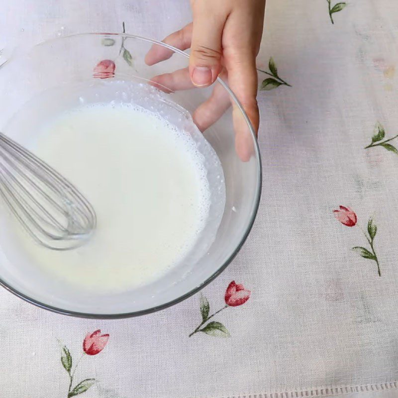 Step 3 Mixing the dough Soft cake made from glutinous rice flour with coconut milk egg cream filling