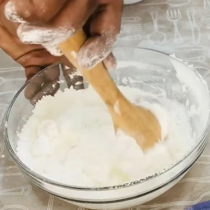 Step 2 Mix the cake batter for Macaron with flour