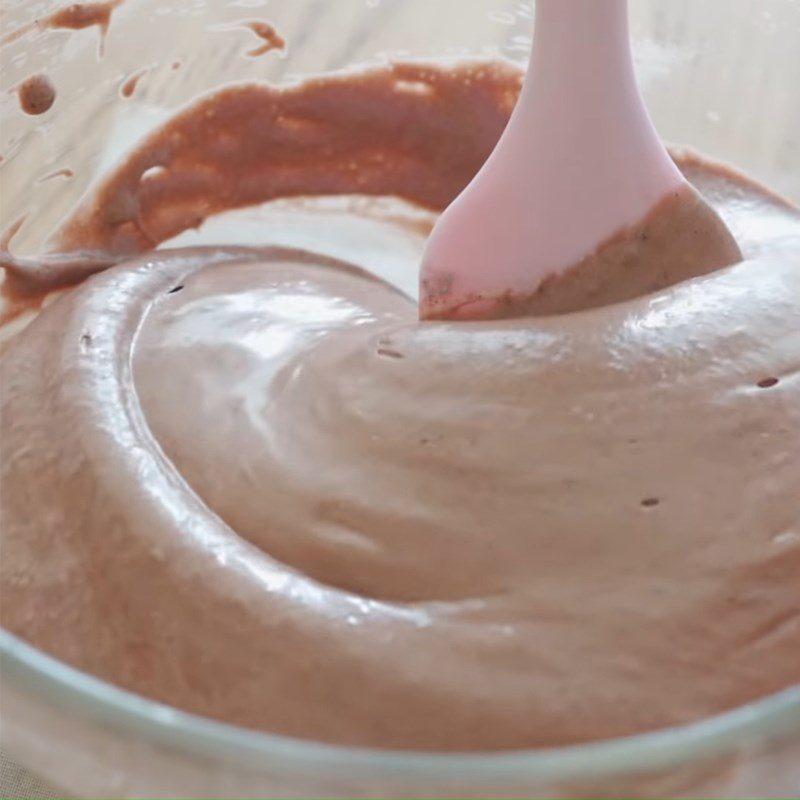 Step 5 Mix chocolate cake batter, pour into mold to bake mint chocolate birthday cake