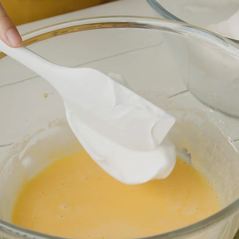 Step 5 Mix the cake batter with egg whites Shanghai banana cake