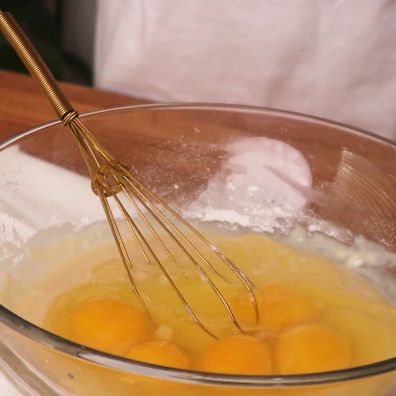 Step 2 Mixing flour, beating eggs Thousand-layer rose crepe cake