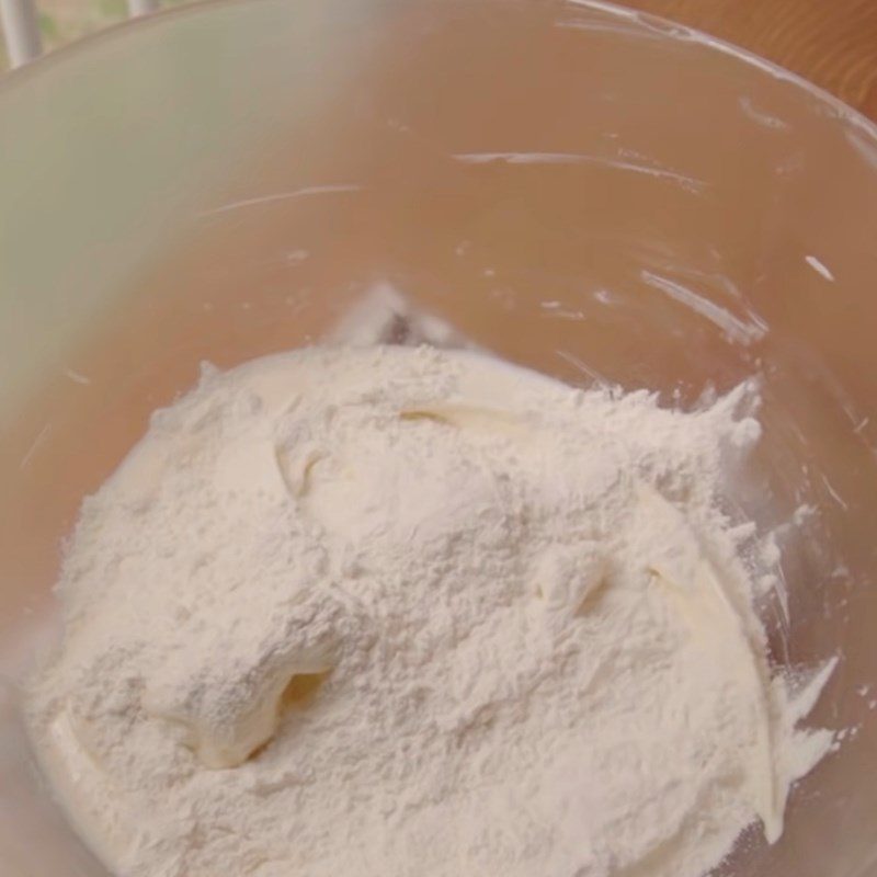 Step 2 Mixing the dry ingredients Kiwi heart-shaped cake