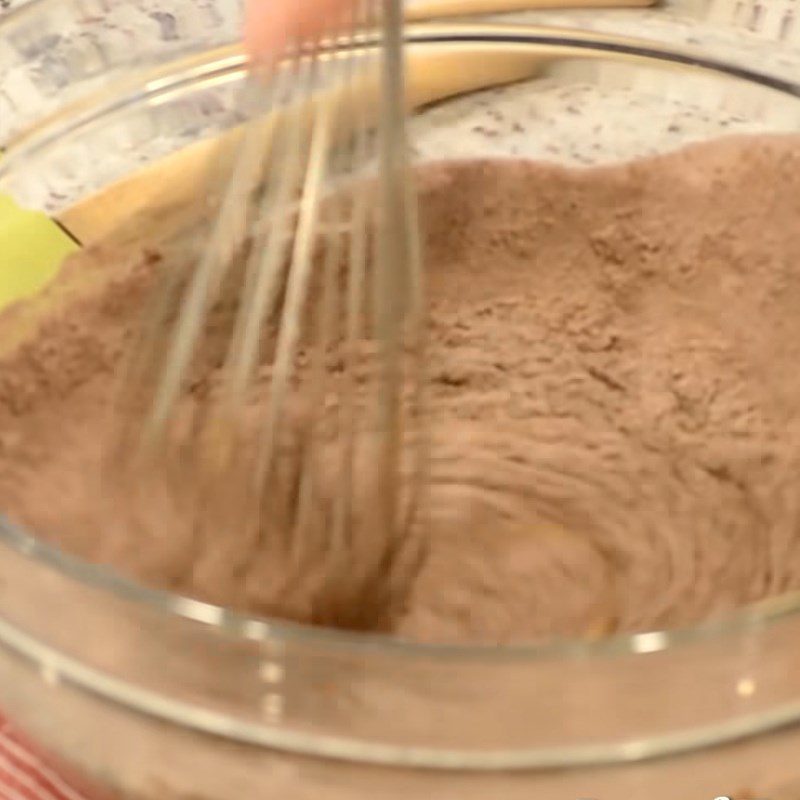 Step 2 Mix the dry ingredients for heart-shaped chocolate cake