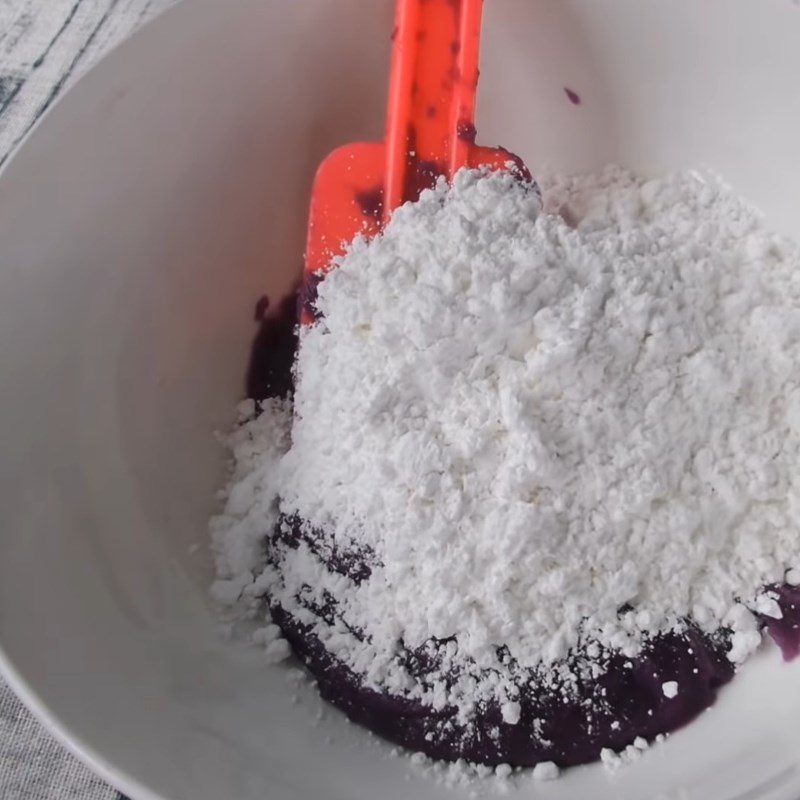 Step 4 Mixing sweet potato dough Purple sweet potato cake with mung bean filling