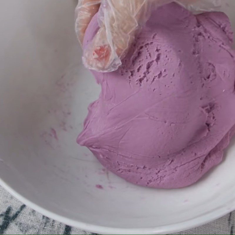 Step 4 Mixing sweet potato dough Purple sweet potato cake with mung bean filling