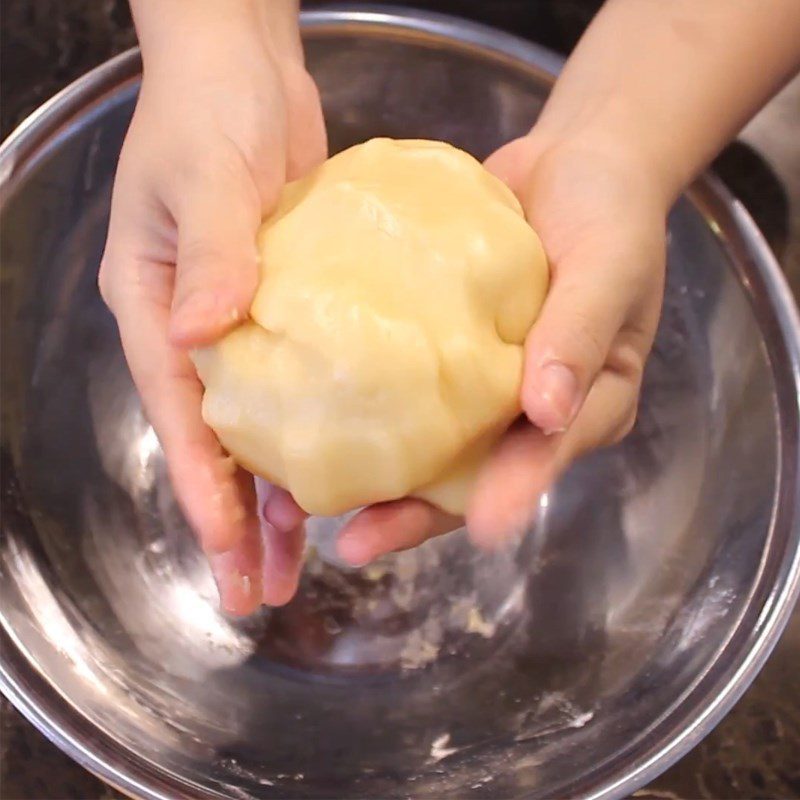 Step 2 Mix the cake dough for Mooncake shaped like a fish