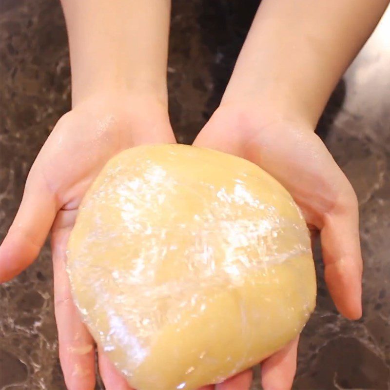 Step 2 Mix the cake dough for Mooncake shaped like a fish