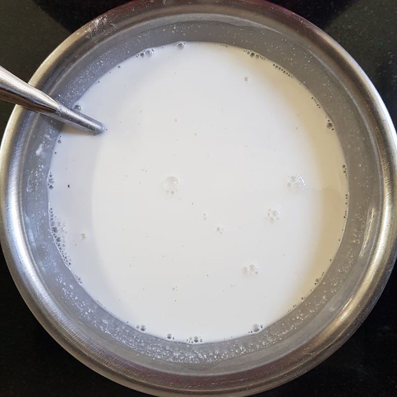 Step 1 Mix the wet cake batter using a non-stick pan