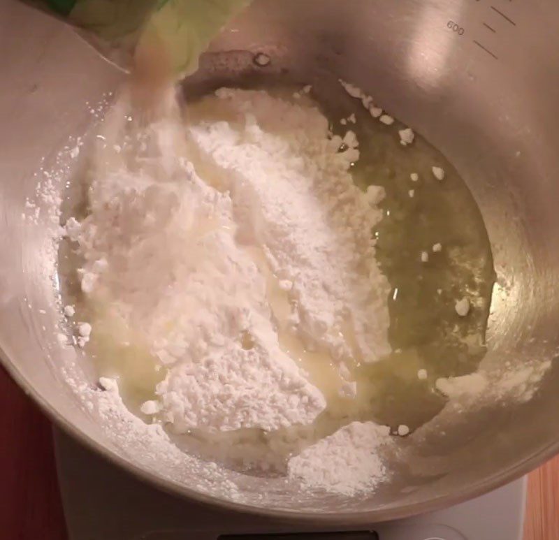 Step 1 Mix the dough for the mooncake skin Sticky Mooncake using a Microwave