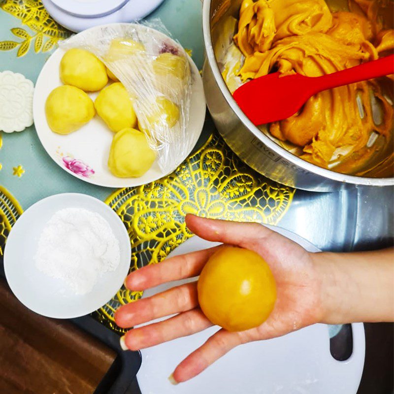 Step 2 Mix the dough for the mooncake skin Mooncakes with Purple Sweet Potato Filling