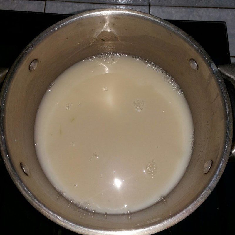 Step 3 Mixing the dough and shaping the cake Four-color steamed cake