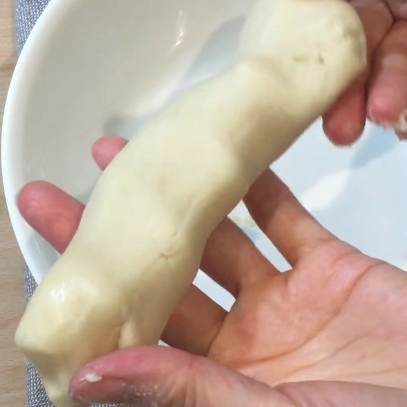 Step 4 Mix the dough for the skin and filling for vegetarian pie