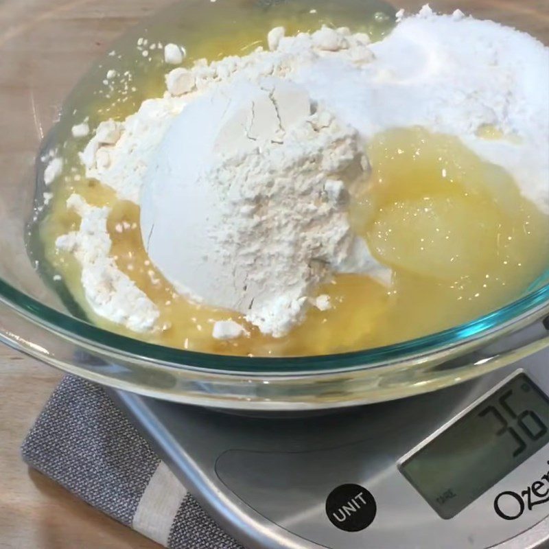 Step 4 Mix the dough for the skin and filling for vegetarian pie