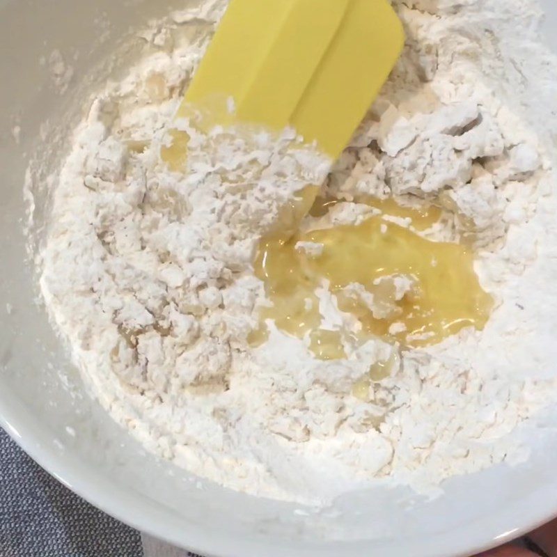 Step 4 Mix the dough for the skin and filling for vegetarian pie