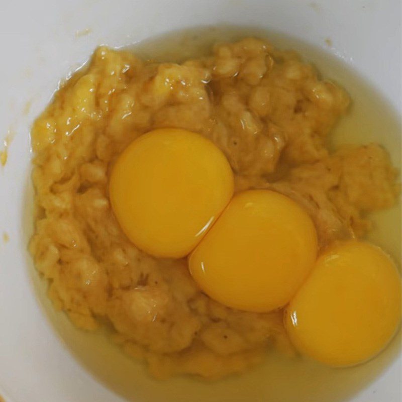 Step 3 Mixing the batter for steamed banana sponge cake