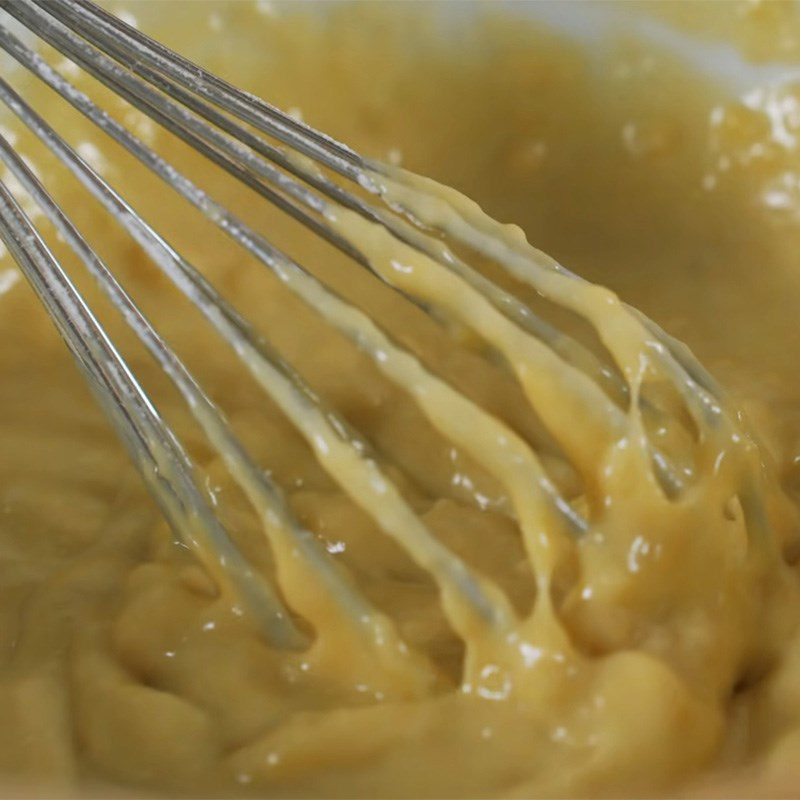 Step 3 Mixing the batter for steamed banana sponge cake