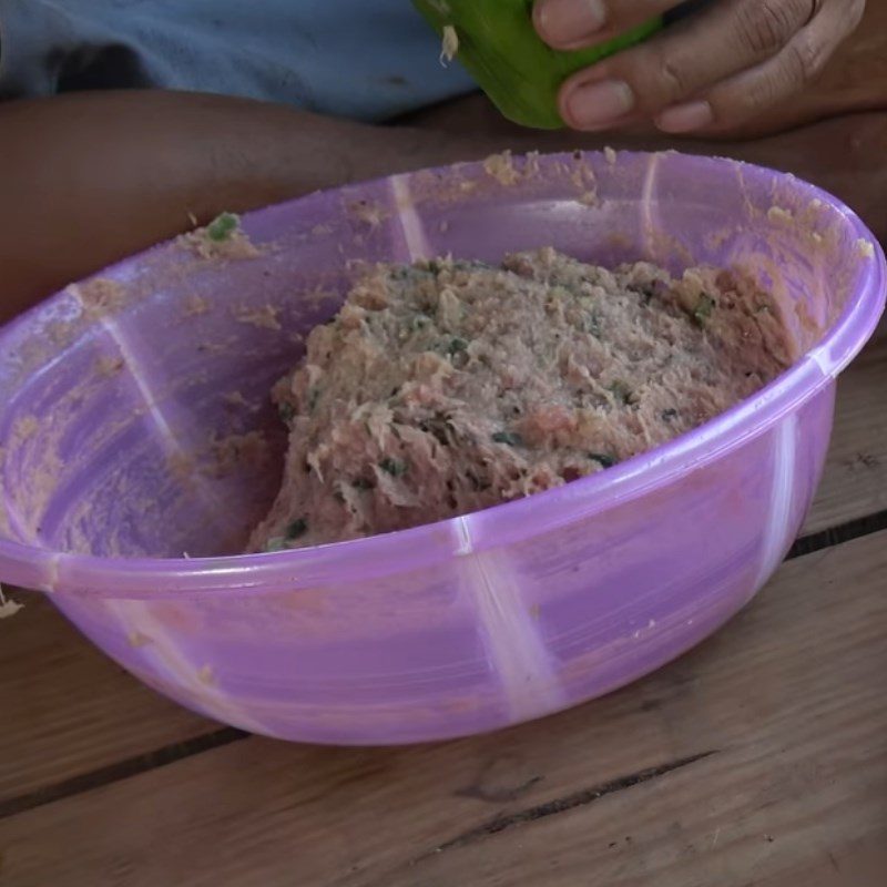 Step 1 Mix the cake Steamed Mackerel Cake with Loofah