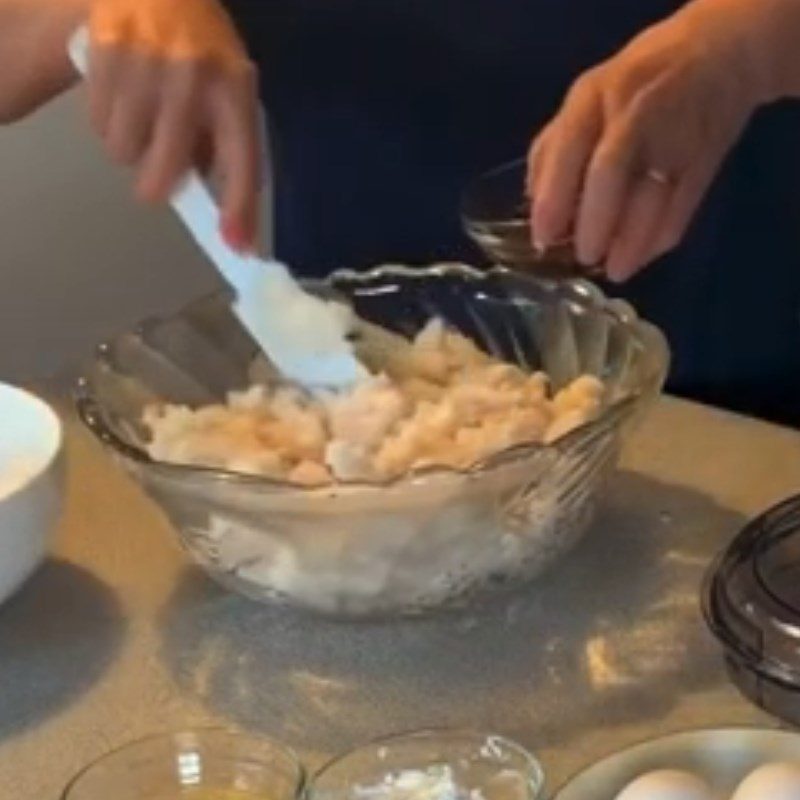 Step 2 Mix the cake and grind for the second time Steamed mackerel cake with eggs