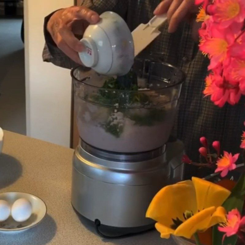 Step 2 Mix the cake and grind for the second time Steamed mackerel cake with eggs