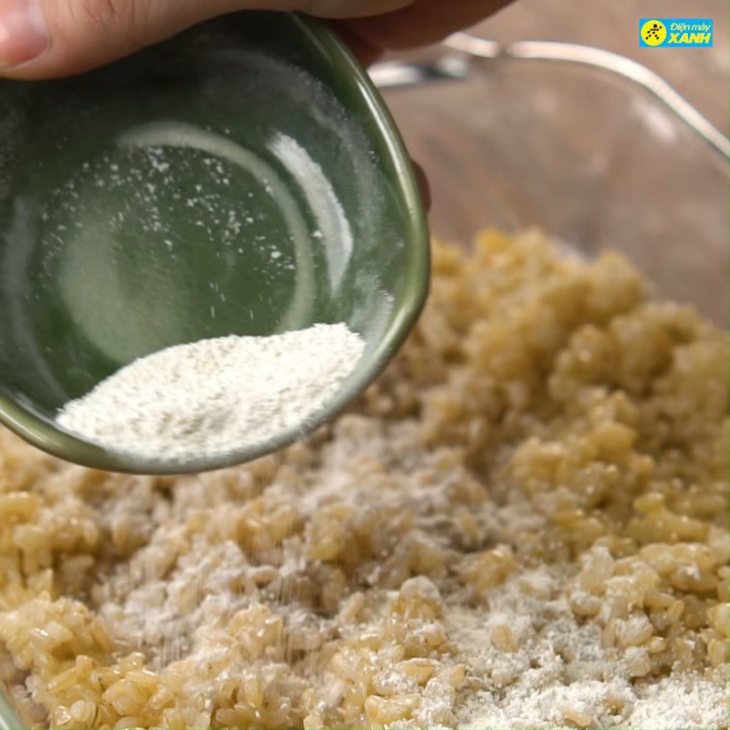 Step 4 Mixing sticky rice with yeast Northern sticky rice wine