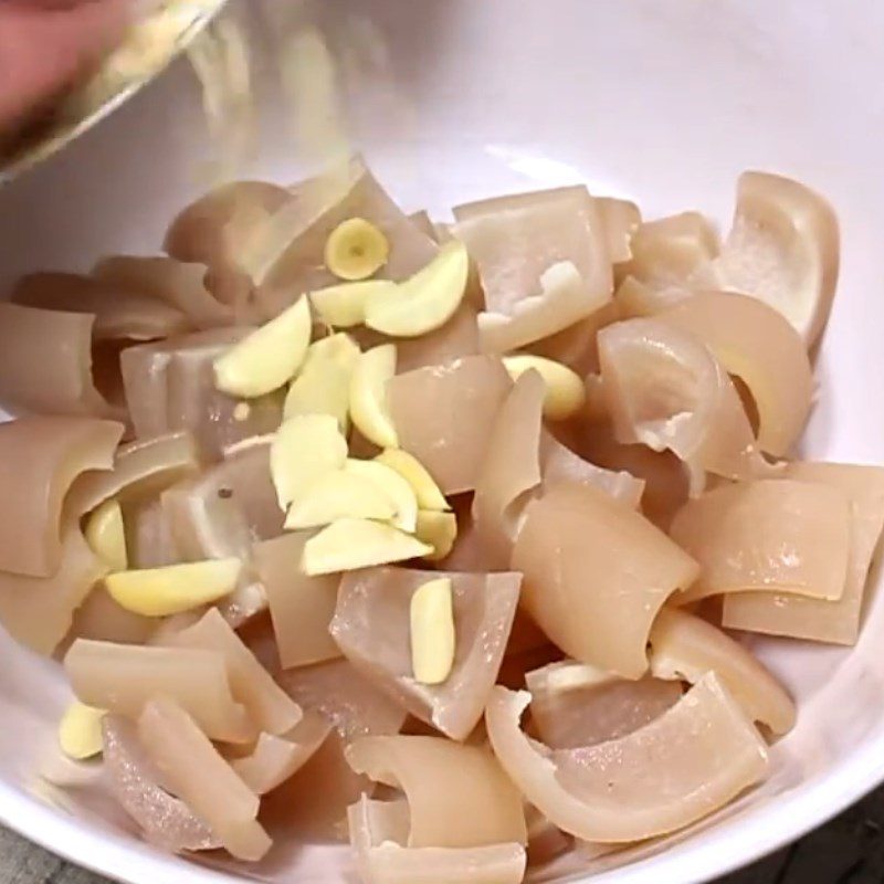 Step 5 Mix pork skin with the ingredient mixture Pork skin (bì heo) soaked with lemongrass and calamondin