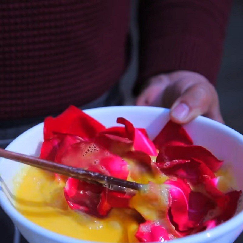 Step 3 Mixing the roses with the eggs Rose Fried Eggs