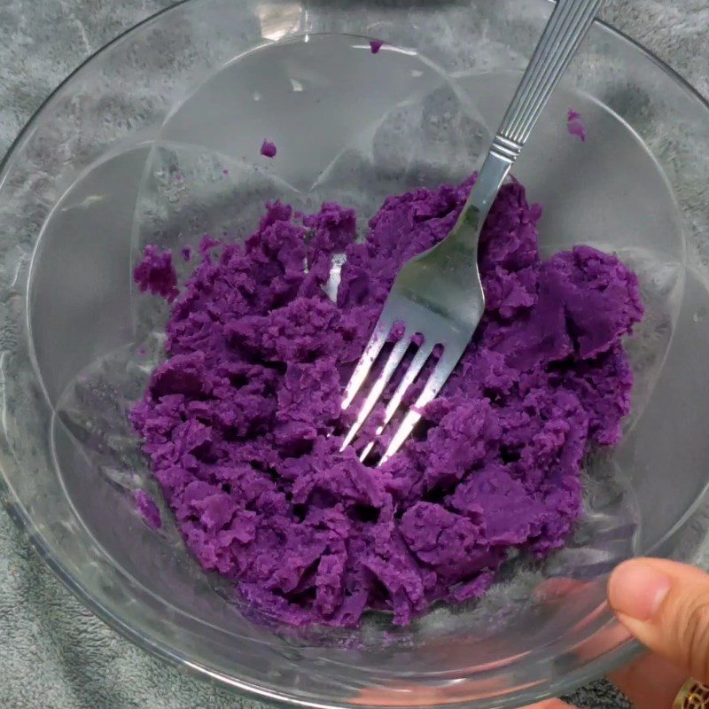 Step 2 Mixing the beef ball mixture Vegetarian beef balls made from purple sweet potato and tofu