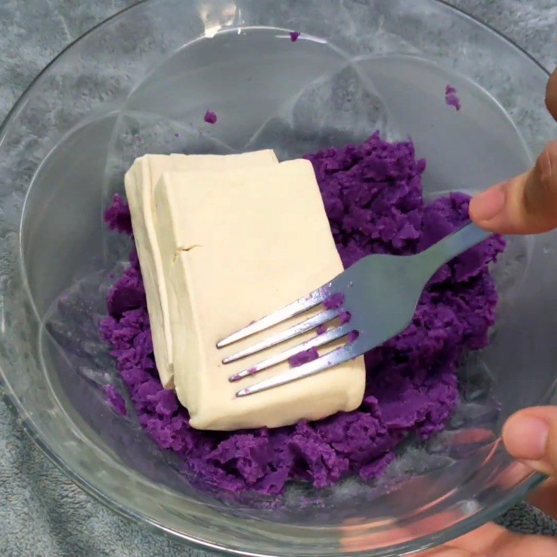 Step 2 Mixing the beef ball mixture Vegetarian beef balls made from purple sweet potato and tofu