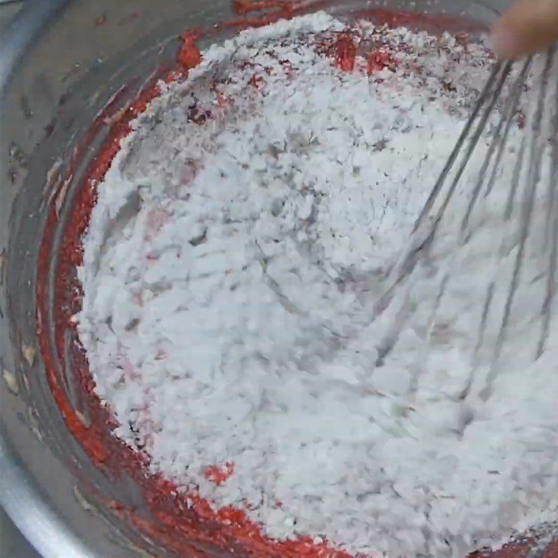 Step 3 Mix the cake flour mixture for Red Velvet sponge cake using a rice cooker