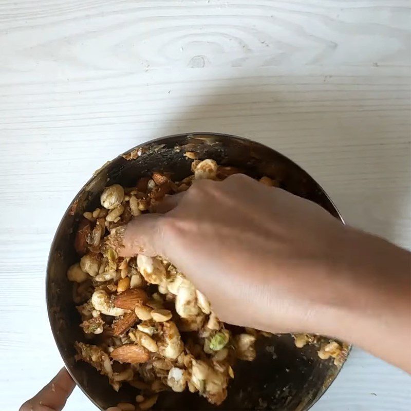 Step 3 Mix the nut mixture with the finely ground dates Protein bar