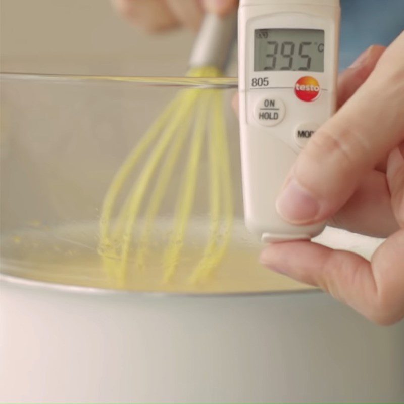 Step 1 Mixing the egg yolk mixture for Castella Cake with rice flour