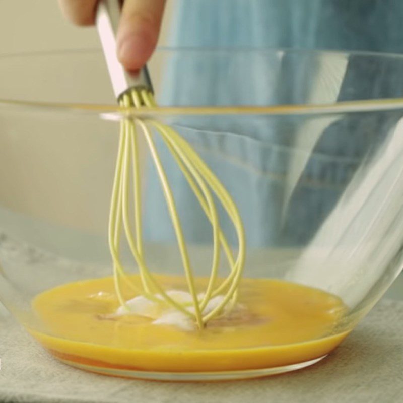 Step 1 Mix the egg and sugar mixture for green tea chocolate madeleine shell cake